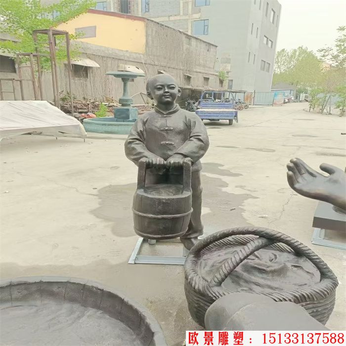 提水桶的小男孩铜雕塑 人物铸铜雕塑 步行街雕塑